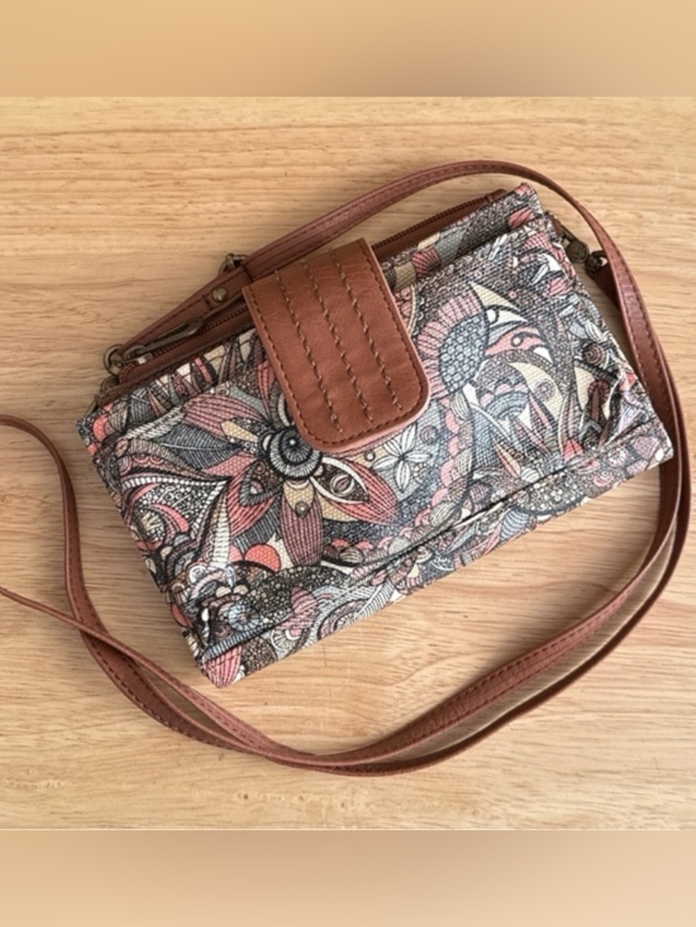 Sakroots Sienna Olympic Smartphone Crossbody Multi Compartment Travel Compact